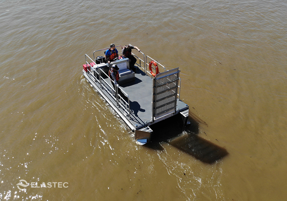 Platform workboat with ramp